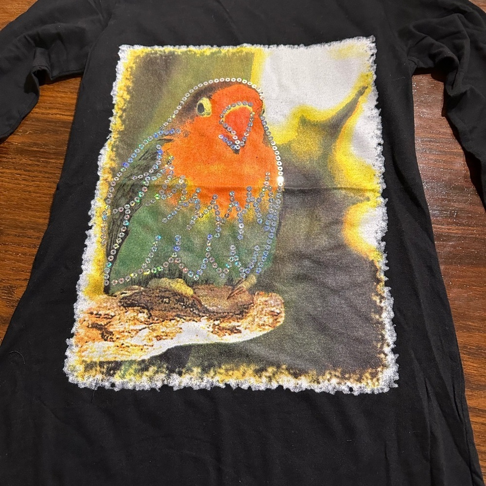 🔥New POL black long sleeve tshirt with parrot outlined in sequins.
